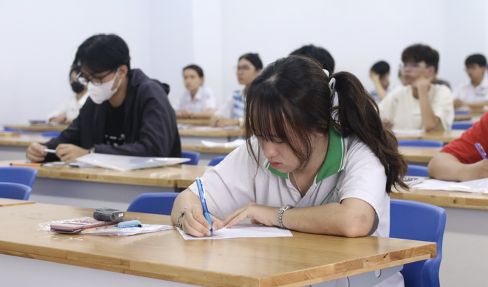 Sự cố thi đánh giá năng lực đợt 2 do cán bộ coi thi nghe nhầm chuông báo giờ- Ảnh 1.