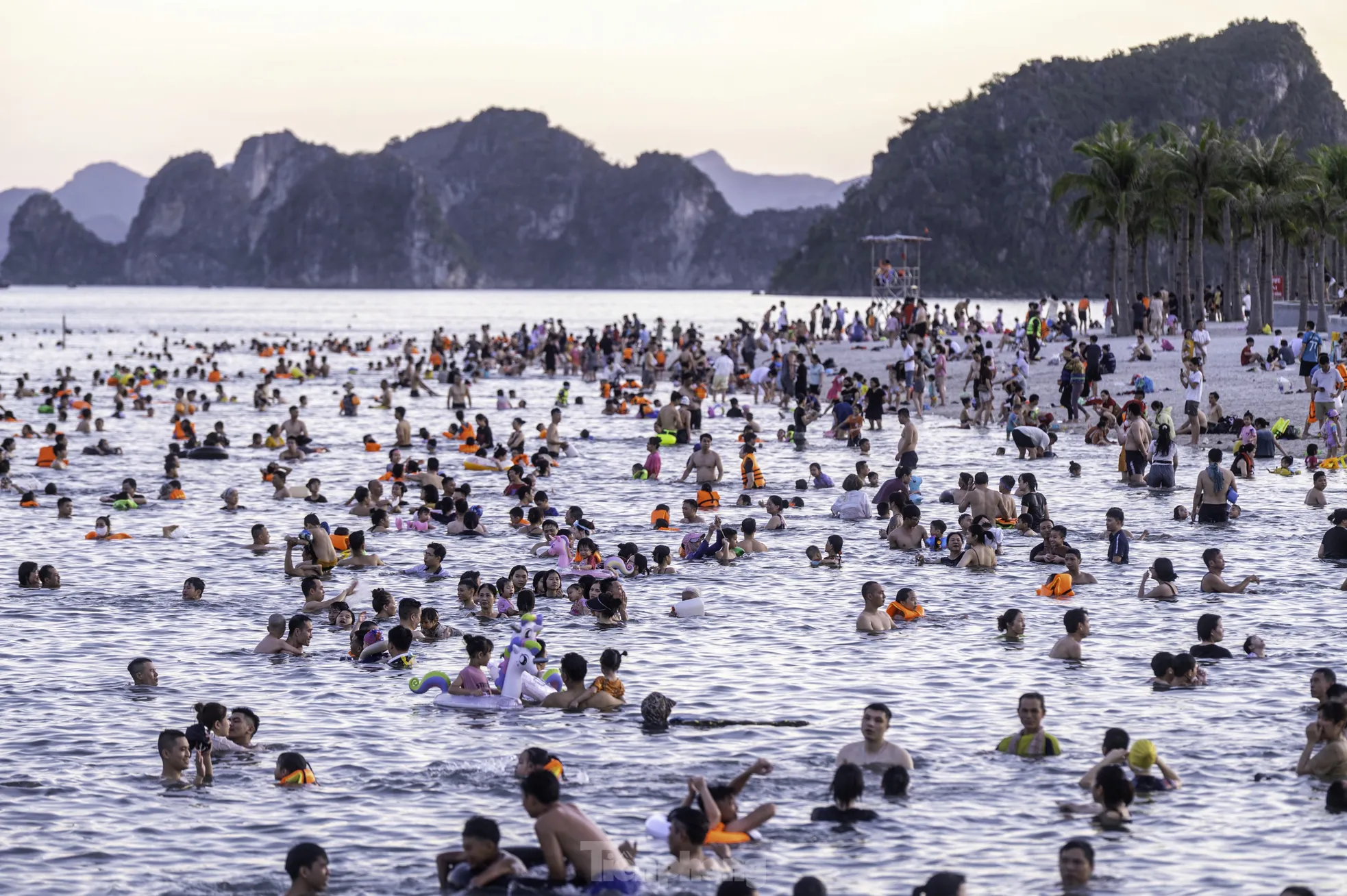Nguy cơ mất an toàn ở bãi tắm Hạ Long- Ảnh 1.