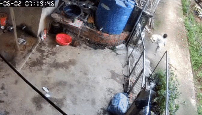 Búp măng non vượt ngàn chông gai để trốn nhà đi chơi, xem lại camera, mẹ bé muốn cạn lời khi thấy con ôm "bạn tri kỷ" ngủ giữa đường!- Ảnh 3.