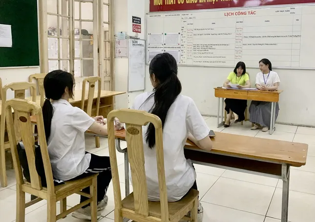 Phòng thi "đặc biệt" vào lớp 10 cho nữ sinh Hà Nội bị đứt gân cổ tay- Ảnh 1.