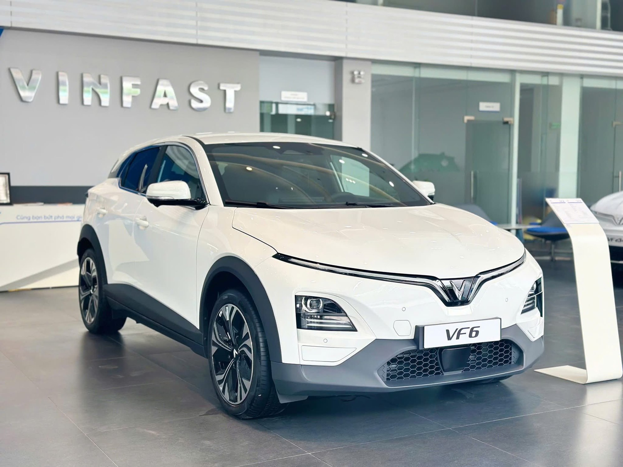 Mua VinFast VF 5, VF 6 chạy dịch vụ, chủ xe tại Hà Nội chia sẻ: ‘Tiết kiệm cả chục triệu/tháng tiền xăng, nhiều khách cũ quay lại’- Ảnh 2. Mua VinFast VF 5, VF 6 chạy dịch vụ, chủ xe tại Hà Nội chia sẻ: ‘Tiết kiệm cả chục triệu/tháng tiền xăng, nhiều khách cũ quay lại’- Ảnh 2.