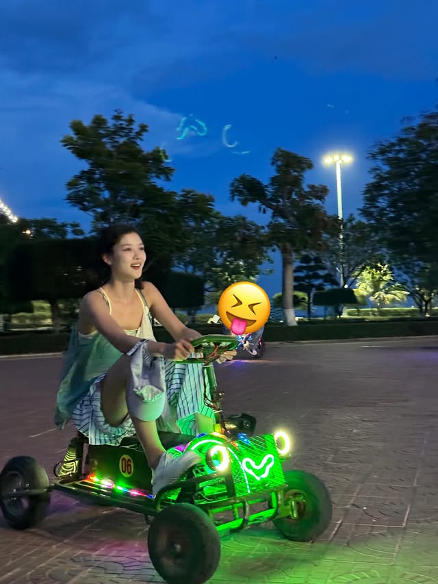 "Em gái quốc dân" Kim Yoo Jung xả ảnh ăn chơi tại Việt Nam: Ít son phấn mà xinh cỡ này!- Ảnh 11.