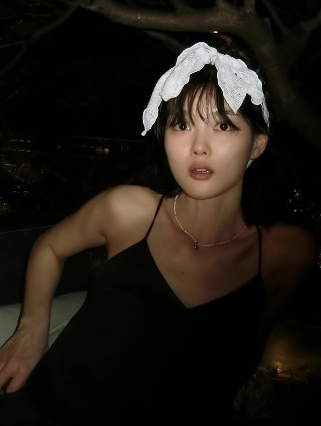 "Em gái quốc dân" Kim Yoo Jung xả ảnh ăn chơi tại Việt Nam: Ít son phấn mà xinh cỡ này!- Ảnh 3.