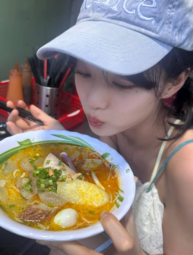 "Em gái quốc dân" Kim Yoo Jung xả ảnh ăn chơi tại Việt Nam: Ít son phấn mà xinh cỡ này!- Ảnh 10.