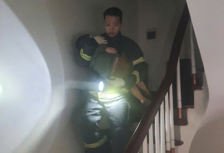 Cháy nhà trong đêm, cảnh sát giải cứu 5 trẻ thoát ra ngoài- Ảnh 1.