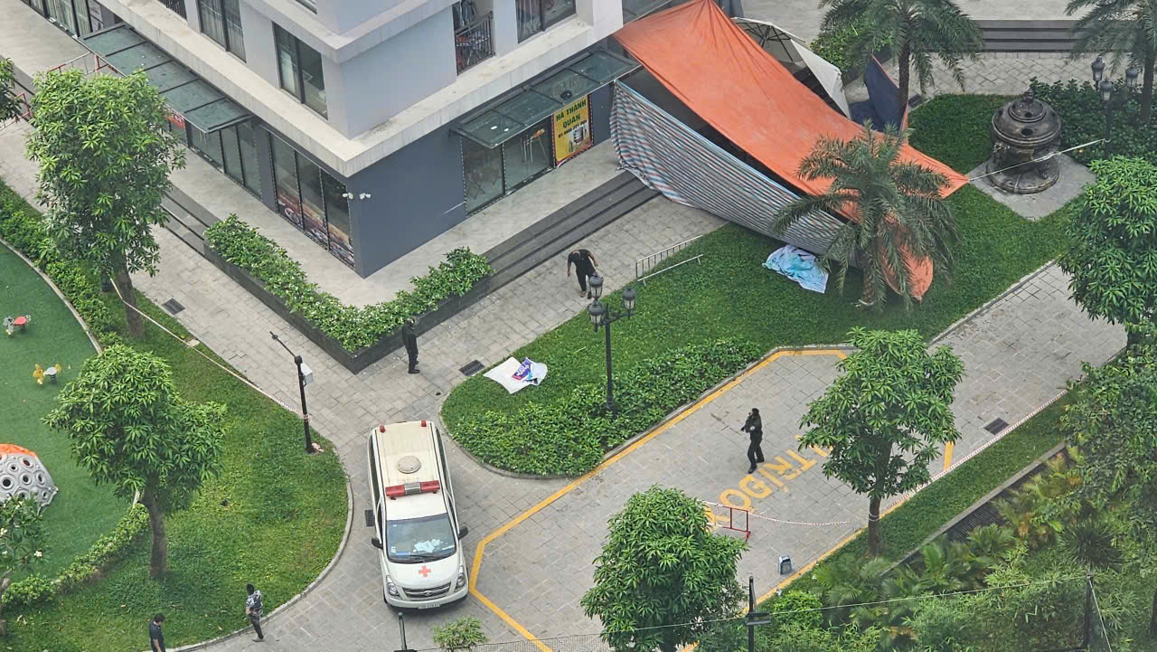 Hà Nội: Nam thanh niên rơi từ tầng 39 chung cư cao cấp xuống đất tử vong, bố cùng em trai thất thần đau đớn- Ảnh 1.