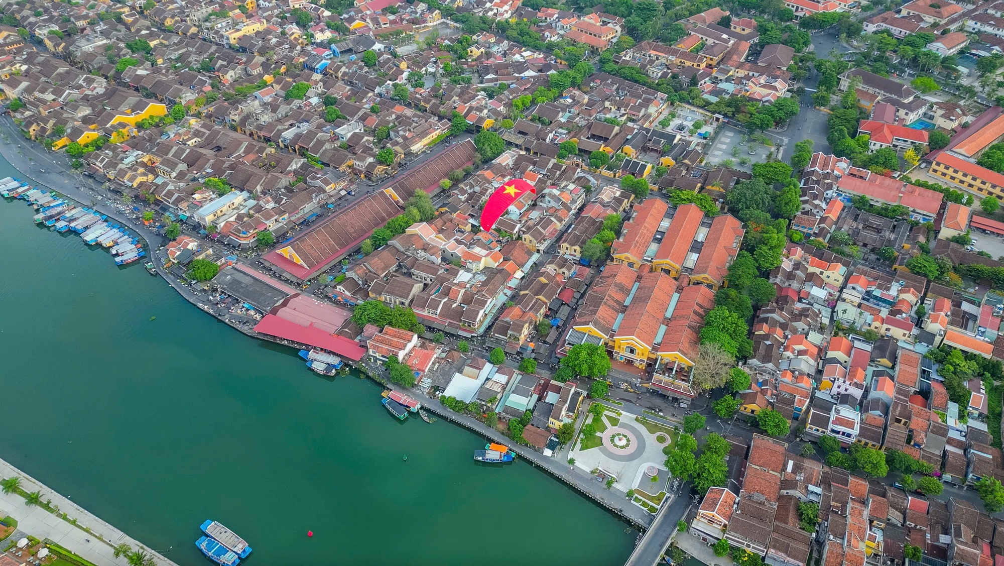 Hội An ra mắt tour dù lượn độc đáo và đại tiệc ánh sáng trên bầu trời- Ảnh 1.