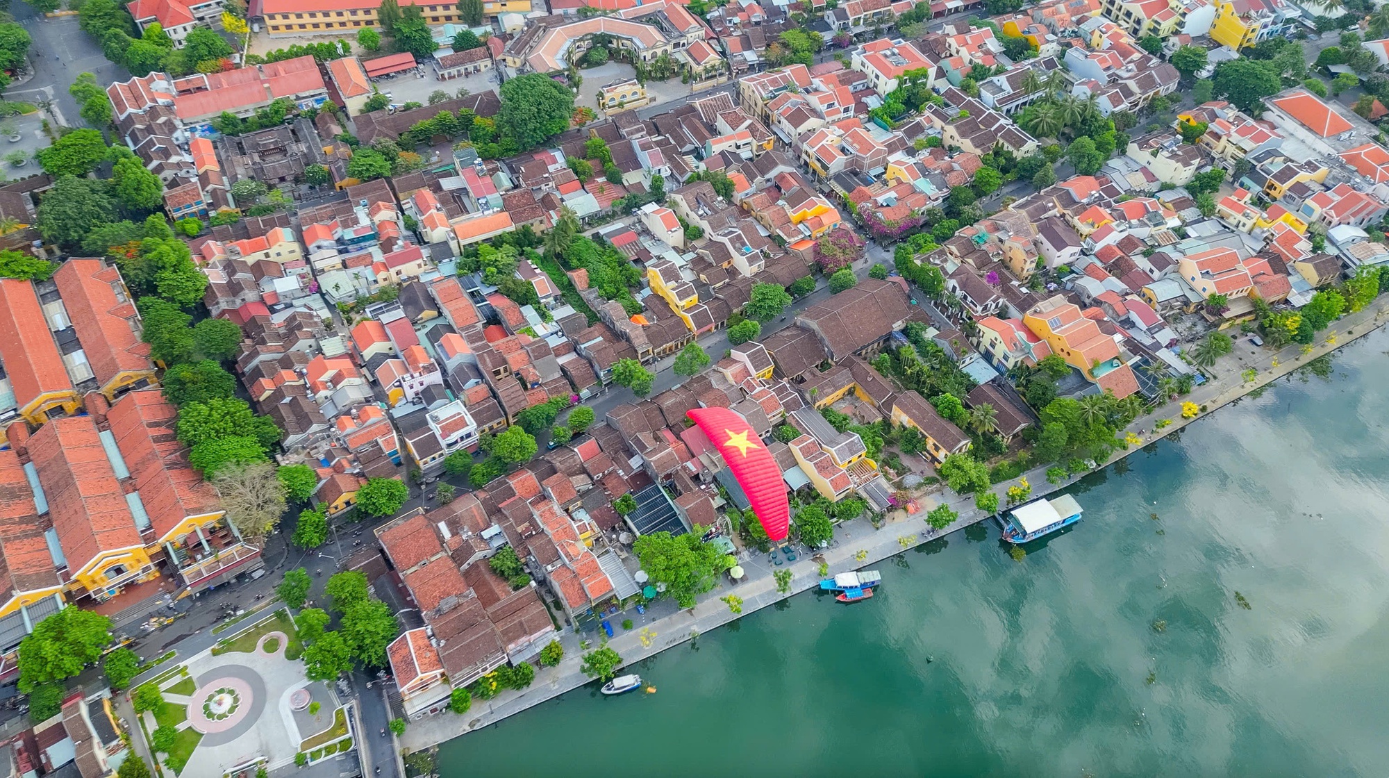 Hội An ra mắt tour dù lượn độc đáo và đại tiệc ánh sáng trên bầu trời- Ảnh 2.