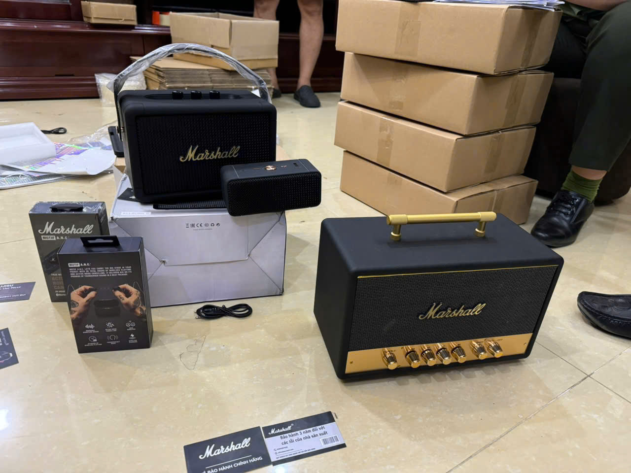Đường dây sản xuất, buôn bán sản phẩm giả mạo Marshall, Fujisu, Omega… quy mô đặc biệt lớn- Ảnh 1.