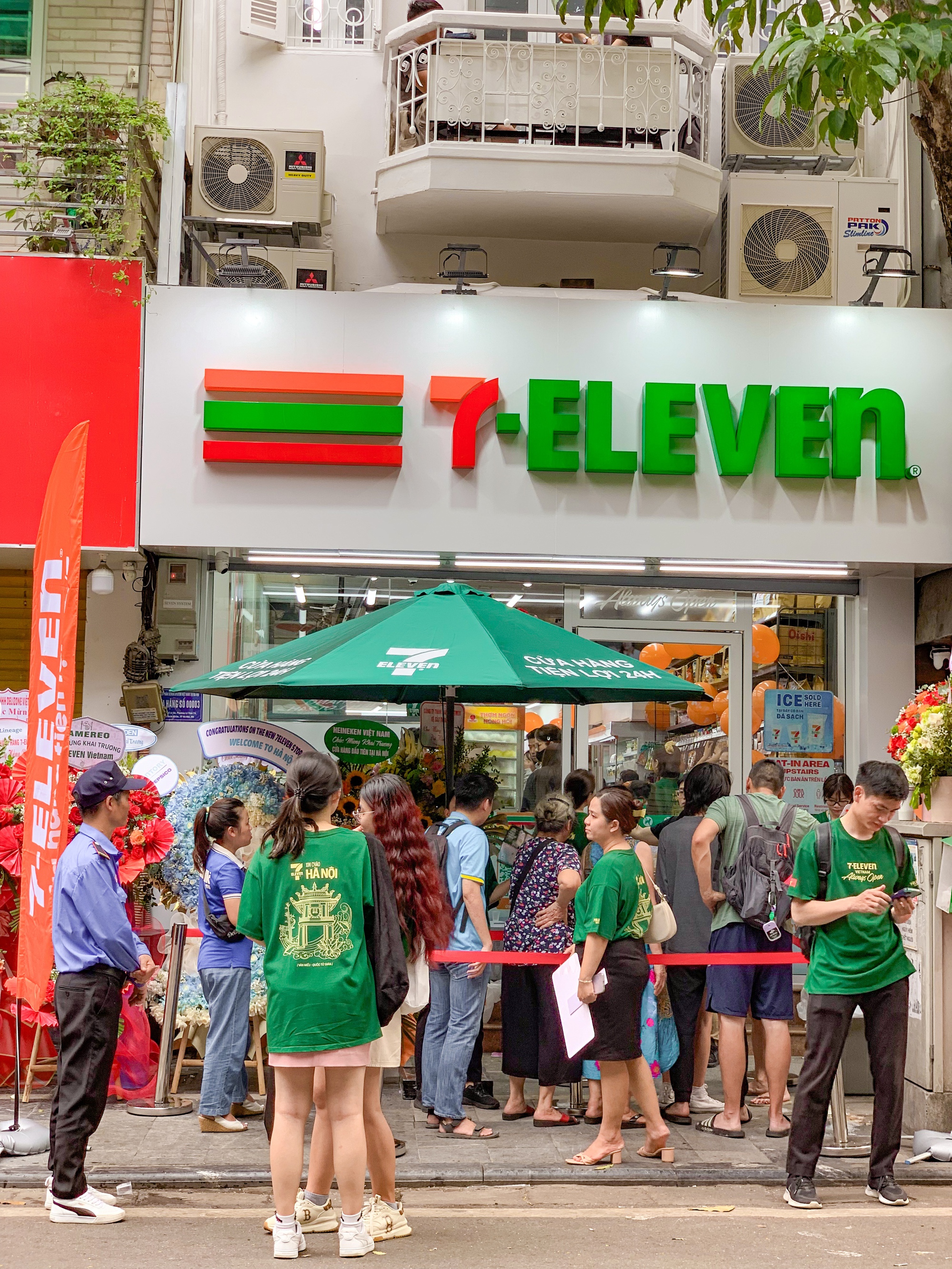 Cận cảnh cửa hàng 7-Eleven đầu tiên tại Hà Nội: Vừa mở đã đông nghịt khách nhưng liệu đã đủ để gây sốt?- Ảnh 1.