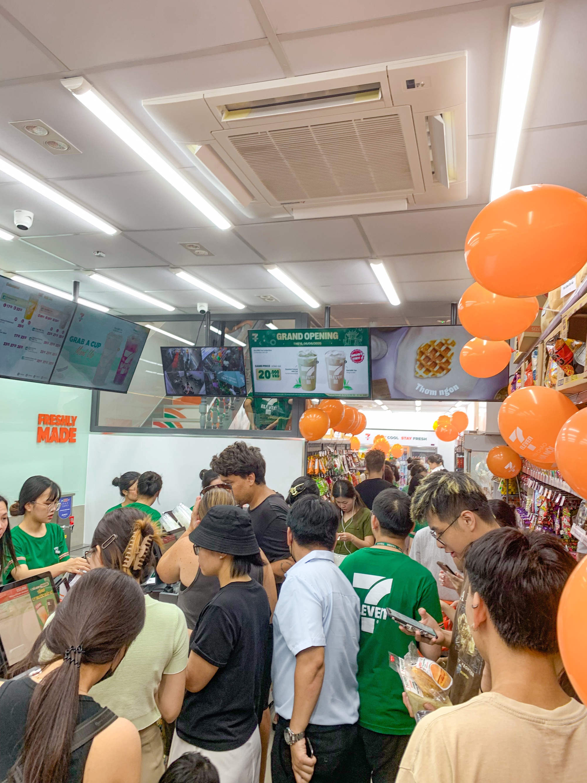 Cận cảnh cửa hàng 7-Eleven đầu tiên tại Hà Nội: Vừa mở đã đông nghịt khách nhưng liệu đã đủ để gây sốt?- Ảnh 2.