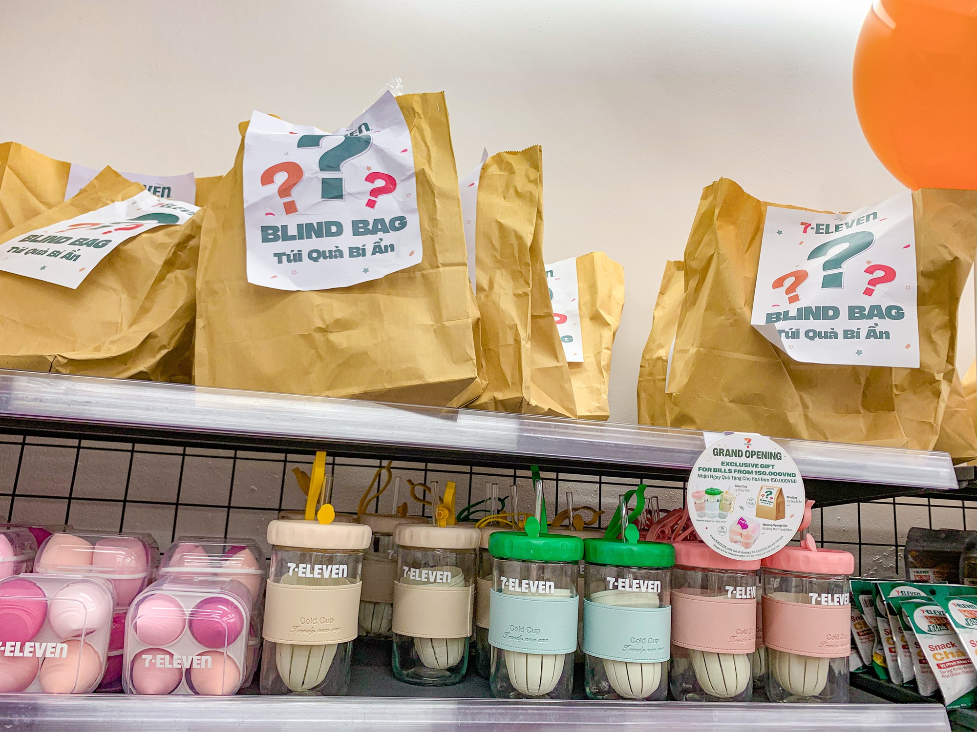 Cận cảnh cửa hàng 7-Eleven đầu tiên tại Hà Nội: Vừa mở đã đông nghịt khách nhưng liệu đã đủ để gây sốt?- Ảnh 11.