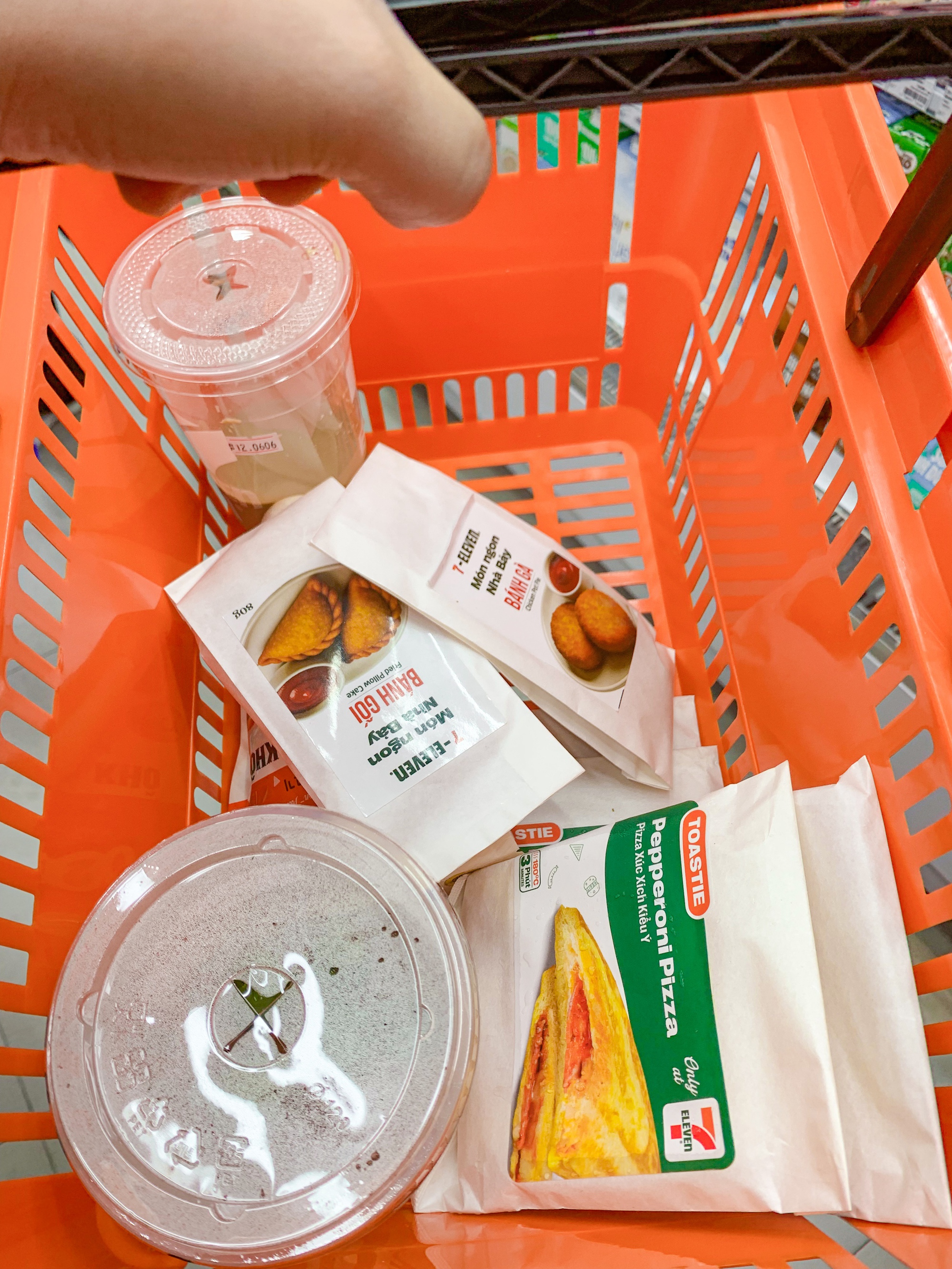 Cận cảnh cửa hàng 7-Eleven đầu tiên tại Hà Nội: Vừa mở đã đông nghịt khách nhưng liệu đã đủ để gây sốt?- Ảnh 17.