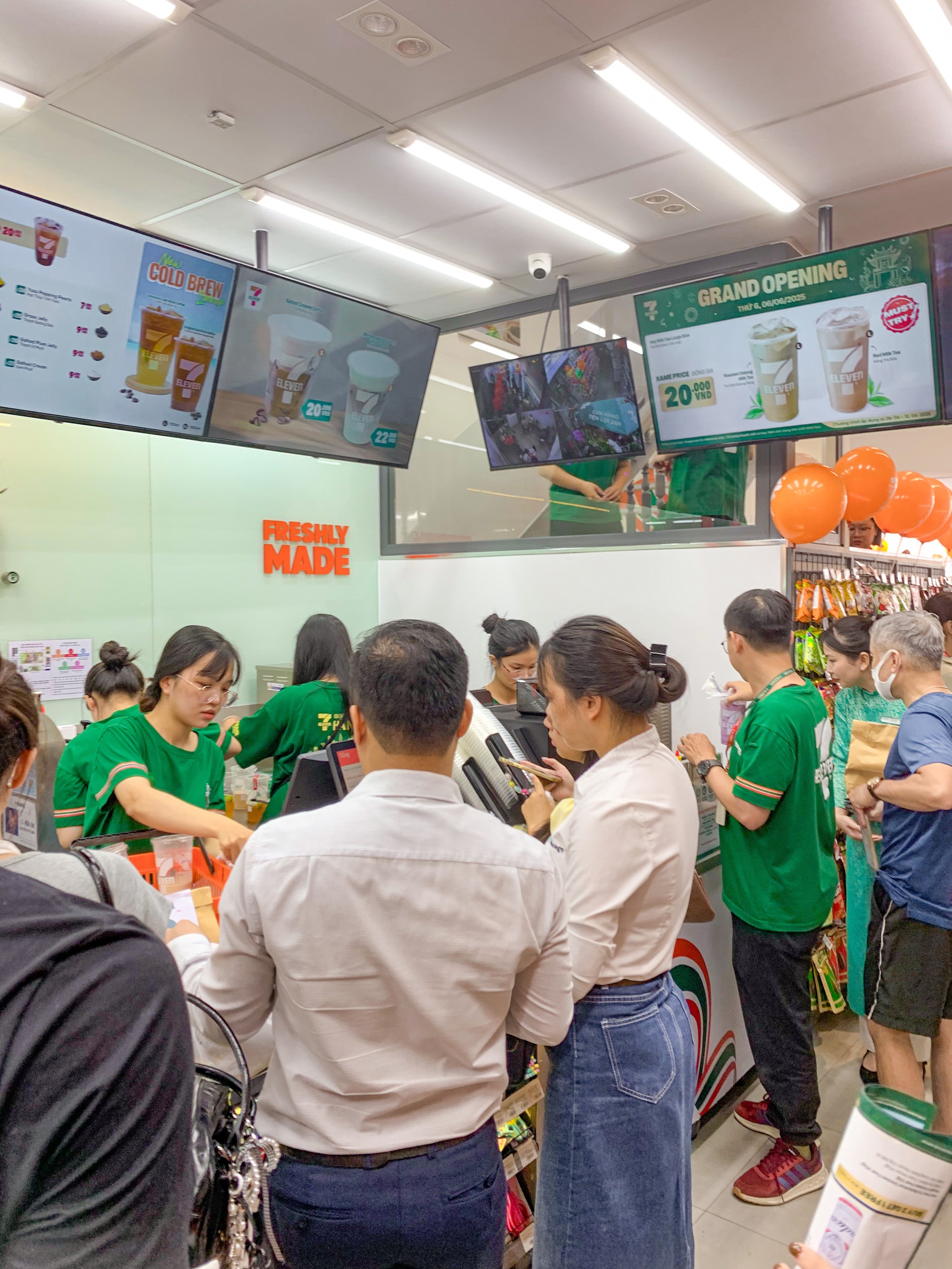 Cận cảnh cửa hàng 7-Eleven đầu tiên tại Hà Nội: Vừa mở đã đông nghịt khách nhưng liệu đã đủ để gây sốt?- Ảnh 3.