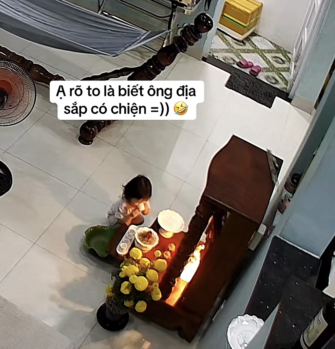 Nghe tiếng con gái "Ạ" một cái rõ to, mẹ bé đoán ngay sắp có chuyện xảy ra với... ông địa- Ảnh 2.