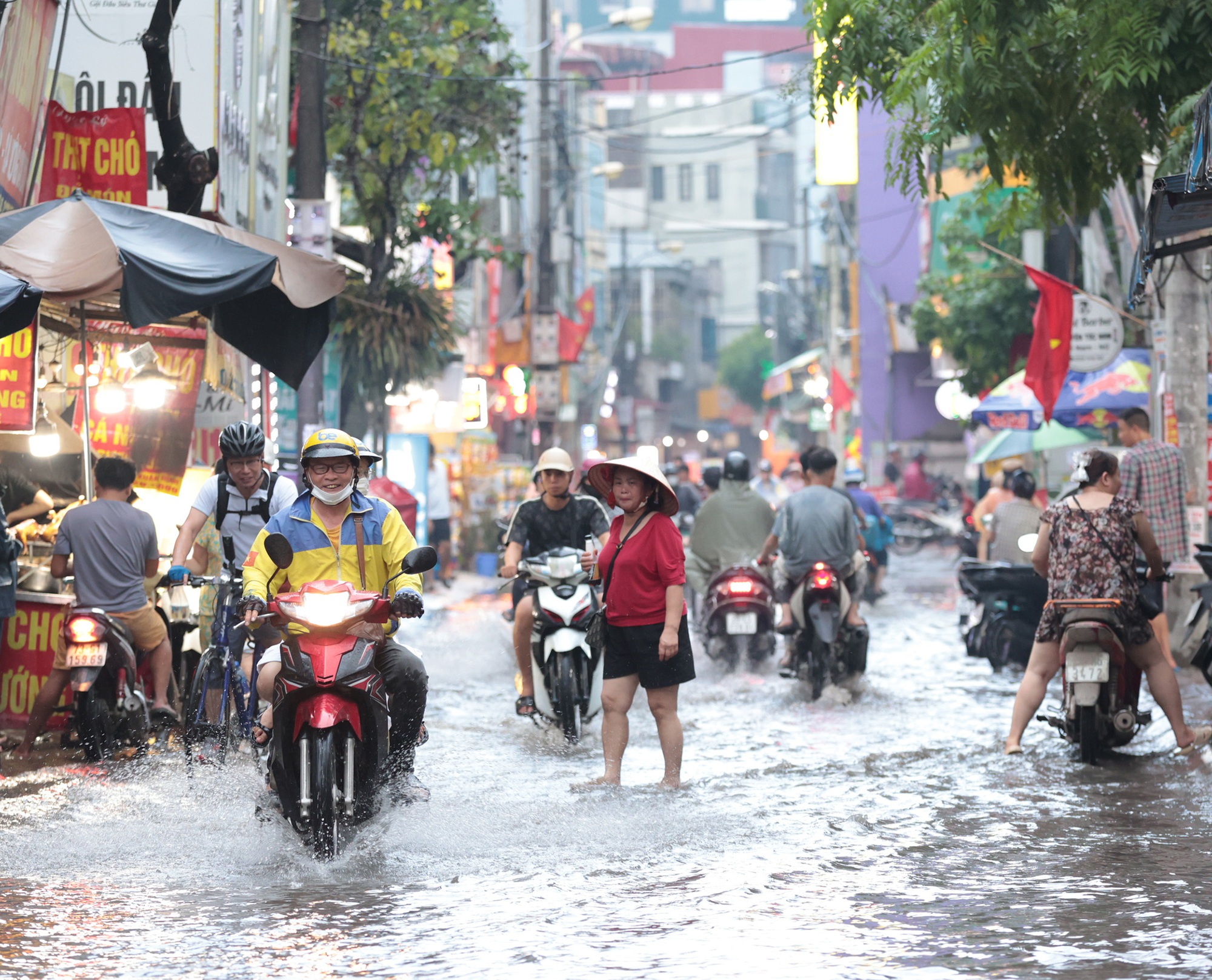 Ảnh: Mưa lớn khiến đường phố Hà Nội ngập sâu ngày cuối tuần, hàng loạt phương tiện chết máy- Ảnh 9.