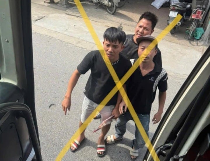 Tạm giữ chủ nhà xe chèn ép, chặn ô tô đối thủ để giành tuyến- Ảnh 2. Tạm giữ chủ nhà xe chèn ép, chặn ô tô đối thủ để giành tuyến- Ảnh 2.