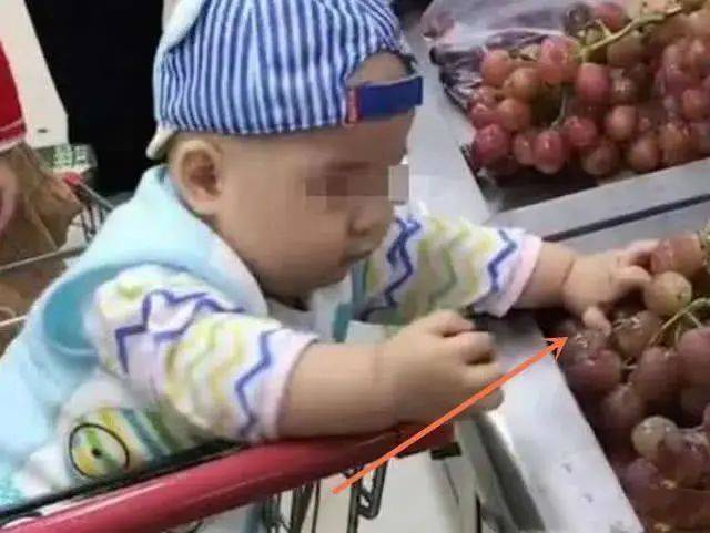 Đưa cháu trai đi siêu thị, cậu bé làm nát cả rổ nho, phản ứng của người ông khiến nhân viên tức đến phát khóc- Ảnh 1.