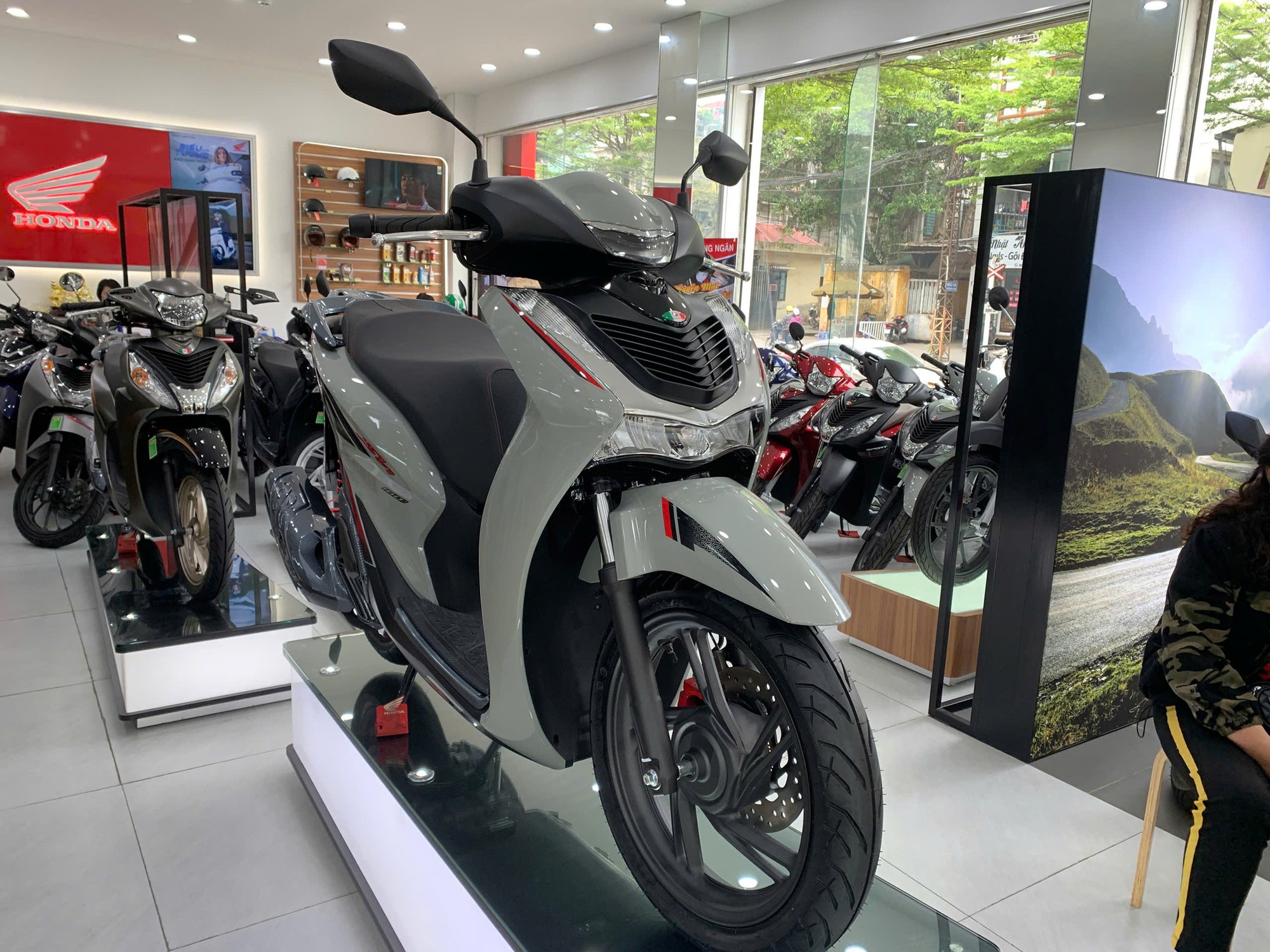 Giá xe máy ở mức thấp hiếm có: Honda Vision, SH, Winner X, Janus... dưới mức đề xuất tối đa 23 triệu đồng, tặng kèm đồng hồ xịn xò- Ảnh 3.