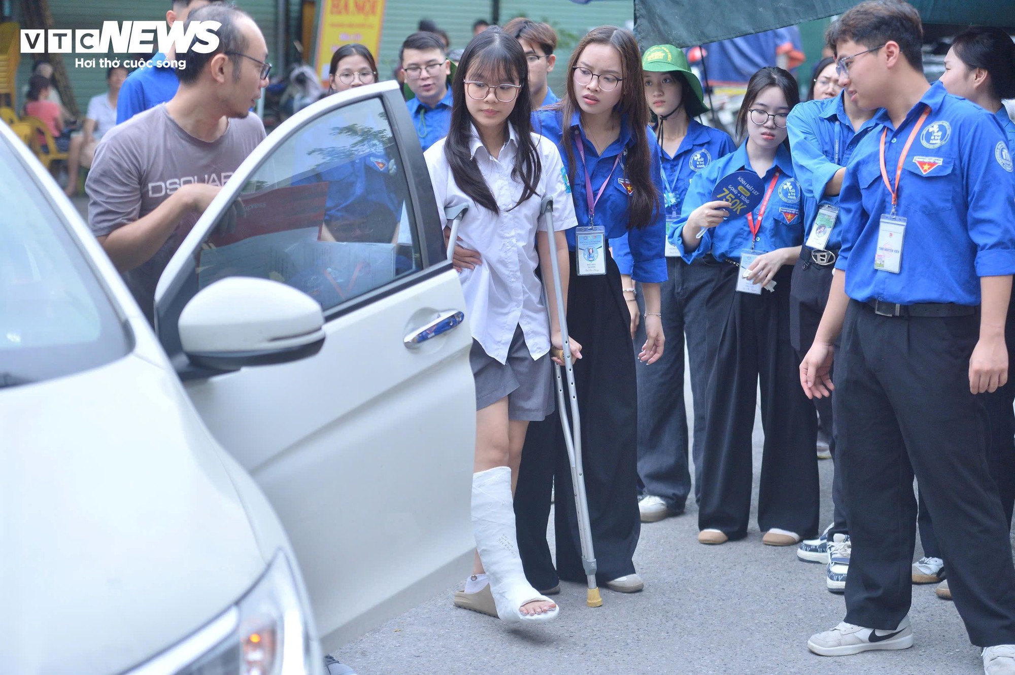 Nữ sinh nén đau chống nạng đi thi, bật khóc vì làm bài không như ý- Ảnh 4.