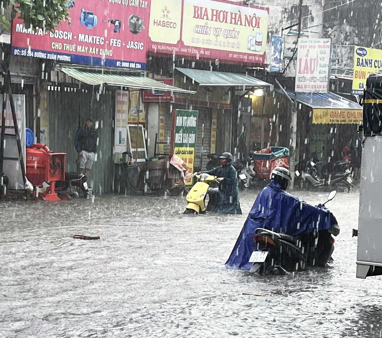 Ảnh: Mưa lớn khiến đường phố Hà Nội ngập sâu ngày cuối tuần, hàng loạt phương tiện chết máy- Ảnh 5.
