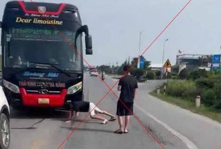 Tạm giữ chủ nhà xe chèn ép, chặn ô tô đối thủ để giành tuyến- Ảnh 1. Tạm giữ chủ nhà xe chèn ép, chặn ô tô đối thủ để giành tuyến- Ảnh 1.