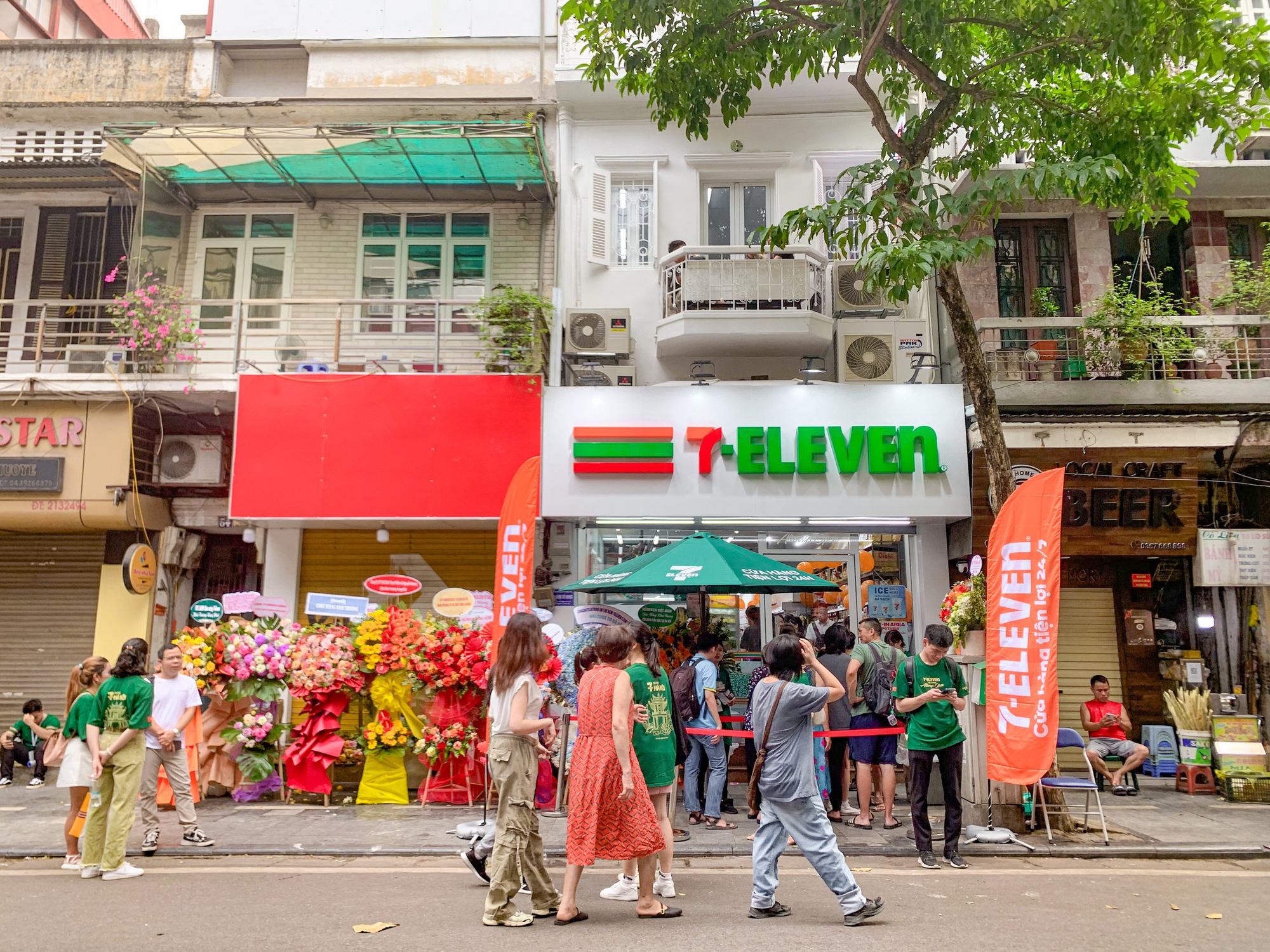Cận cảnh cửa hàng 7-Eleven đầu tiên tại Hà Nội: Vừa mở đã đông nghịt khách nhưng liệu đã đủ để gây sốt?- Ảnh 7.