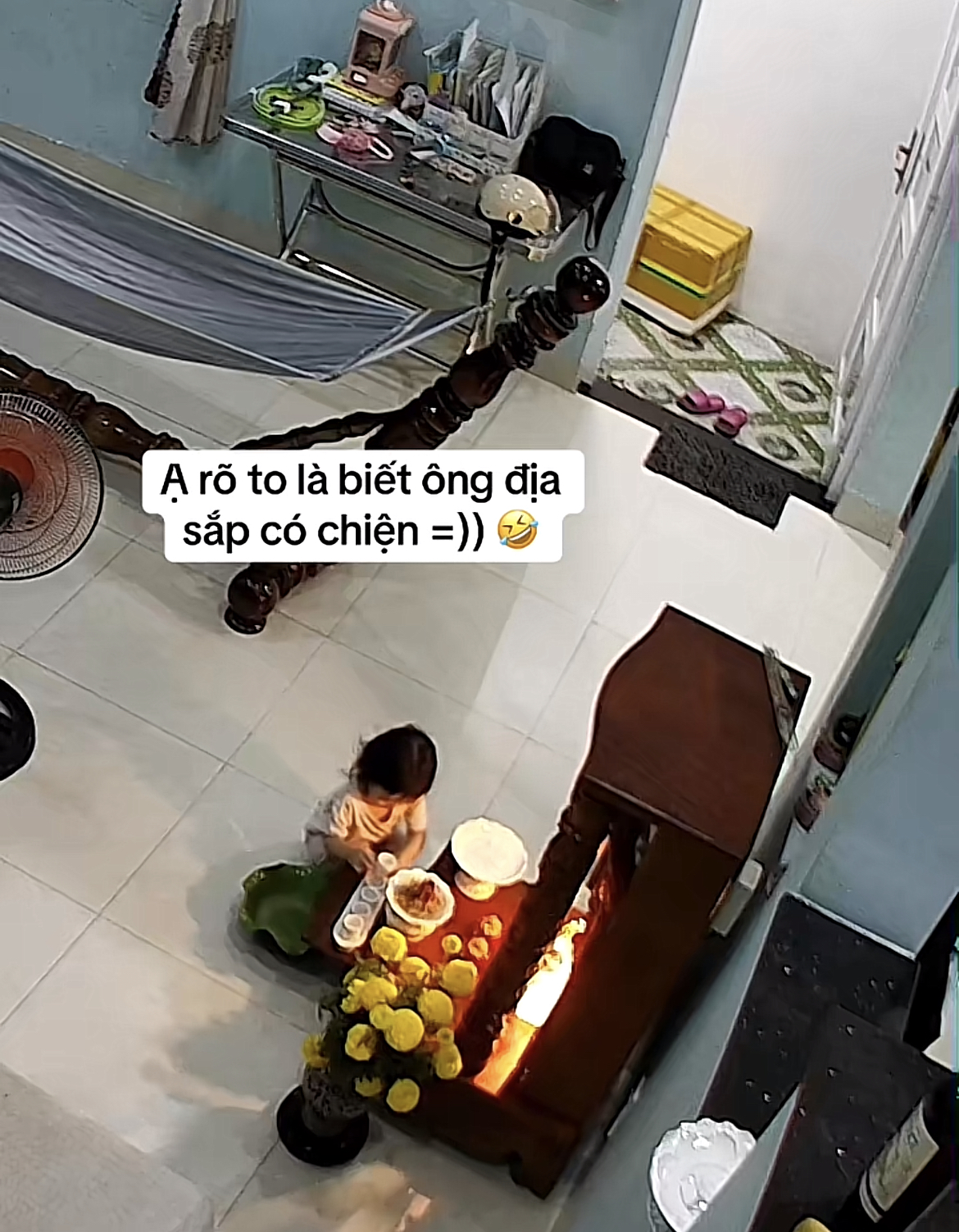 Nghe tiếng con gái "Ạ" một cái rõ to, mẹ bé đoán ngay sắp có chuyện xảy ra với... ông địa- Ảnh 3.