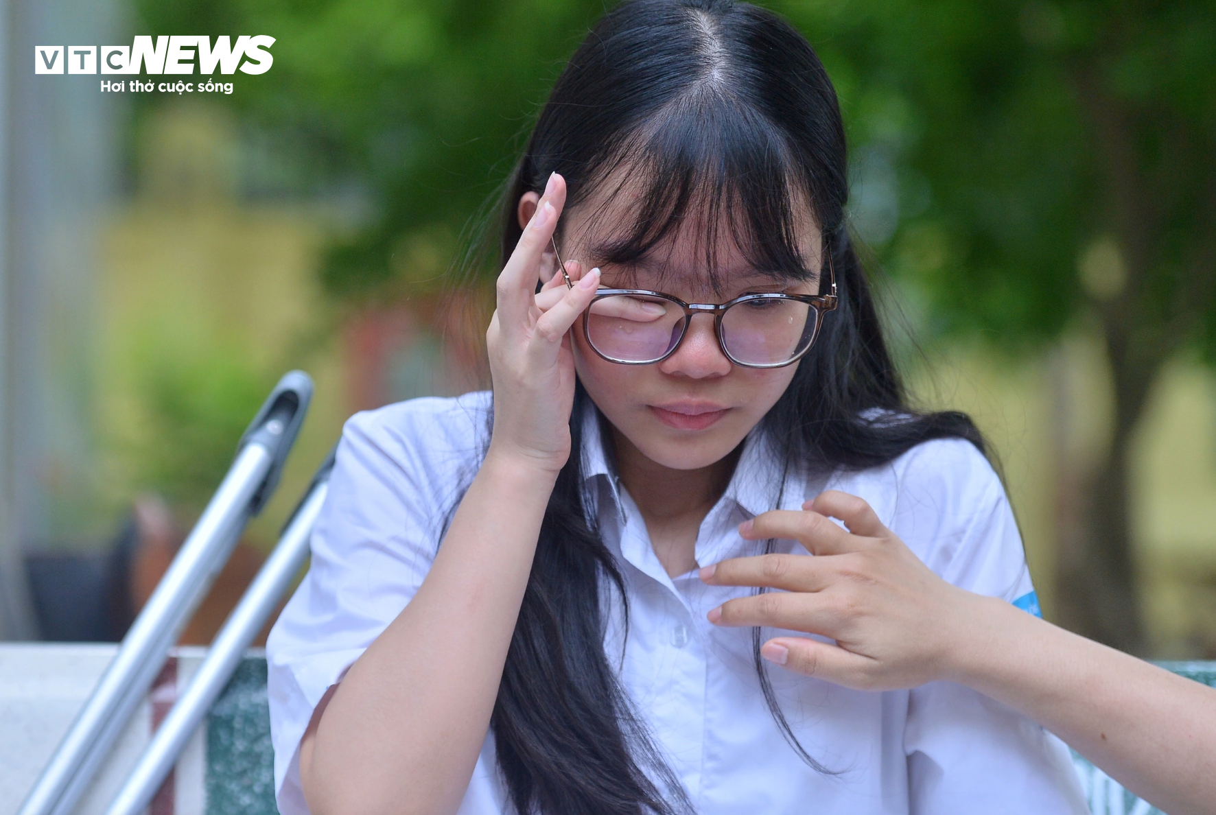 Nữ sinh nén đau chống nạng đi thi, bật khóc vì làm bài không như ý- Ảnh 3.