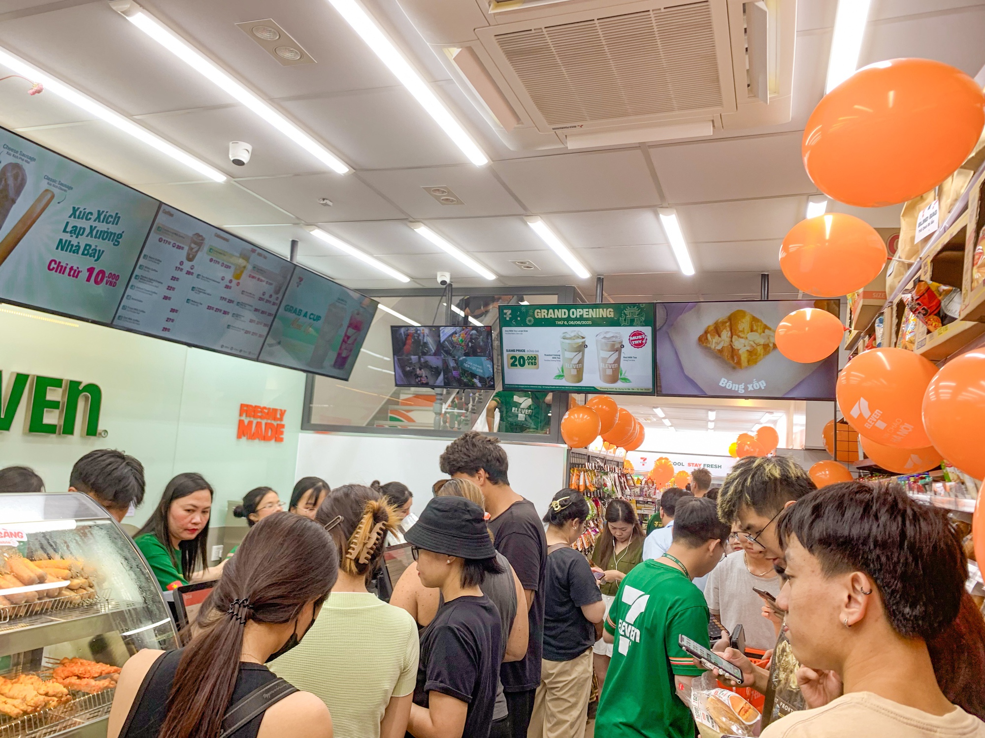 Cận cảnh cửa hàng 7-Eleven đầu tiên tại Hà Nội: Vừa mở đã đông nghịt khách nhưng liệu đã đủ để gây sốt?- Ảnh 8.