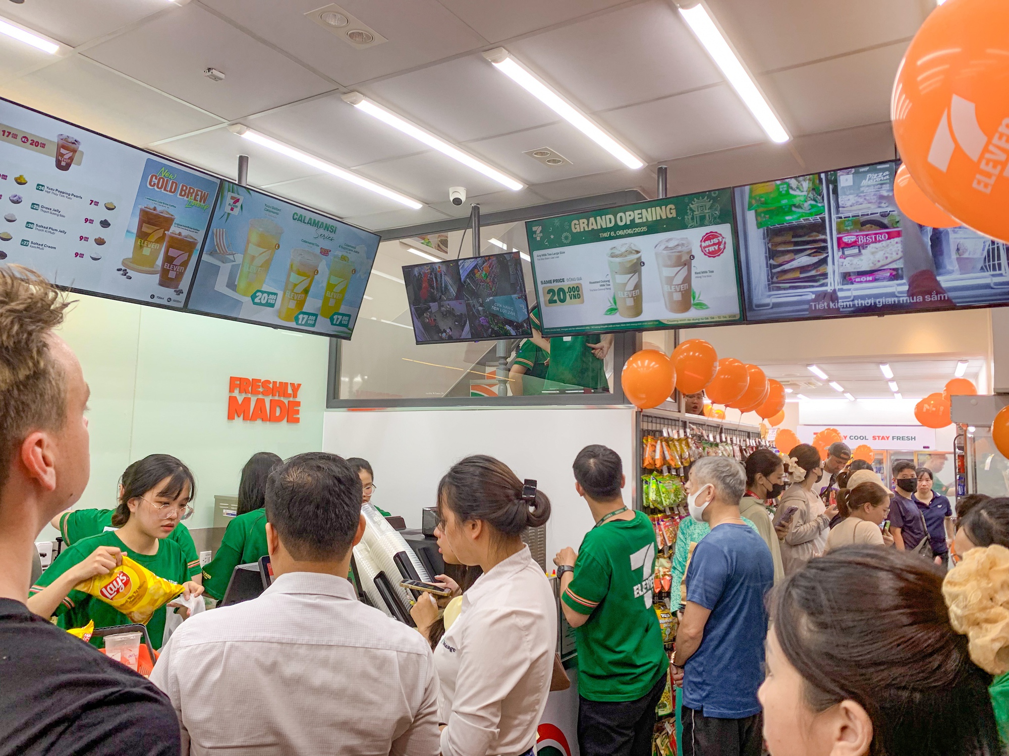 Cận cảnh cửa hàng 7-Eleven đầu tiên tại Hà Nội: Vừa mở đã đông nghịt khách nhưng liệu đã đủ để gây sốt?- Ảnh 9.