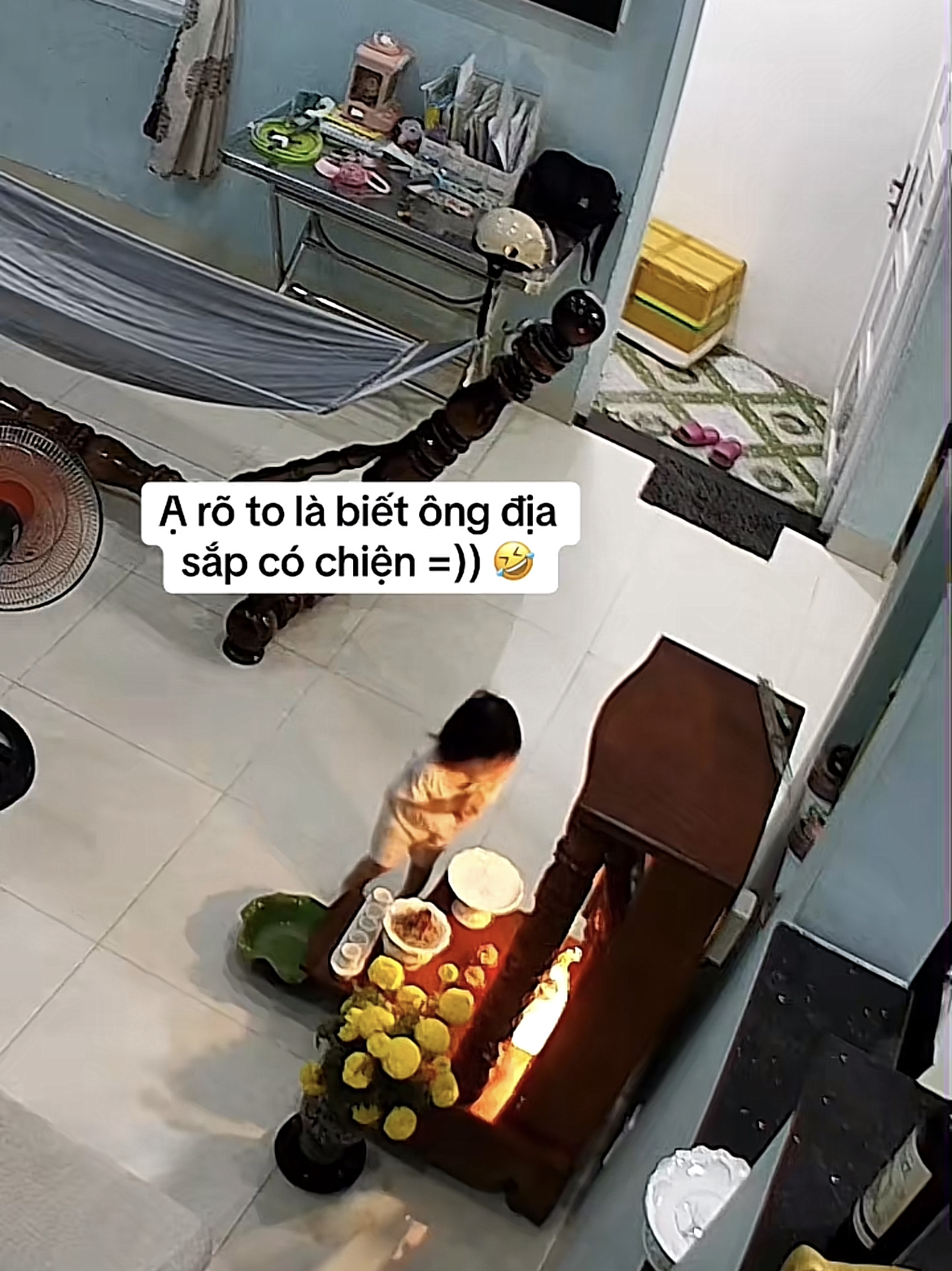 Nghe tiếng con gái "Ạ" một cái rõ to, mẹ bé đoán ngay sắp có chuyện xảy ra với... ông địa- Ảnh 1.
