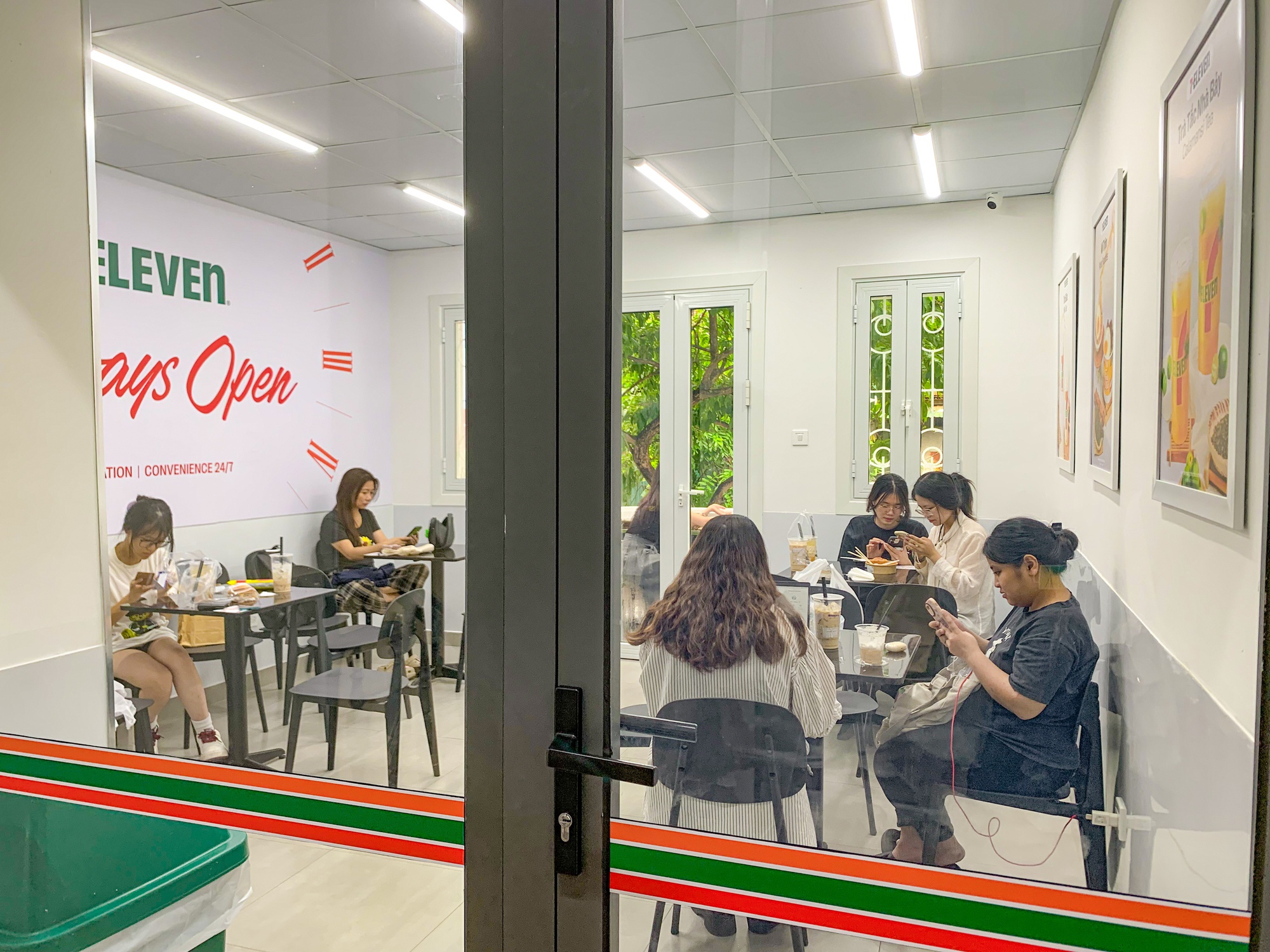 Cận cảnh cửa hàng 7-Eleven đầu tiên tại Hà Nội: Vừa mở đã đông nghịt khách nhưng liệu đã đủ để gây sốt?- Ảnh 10.