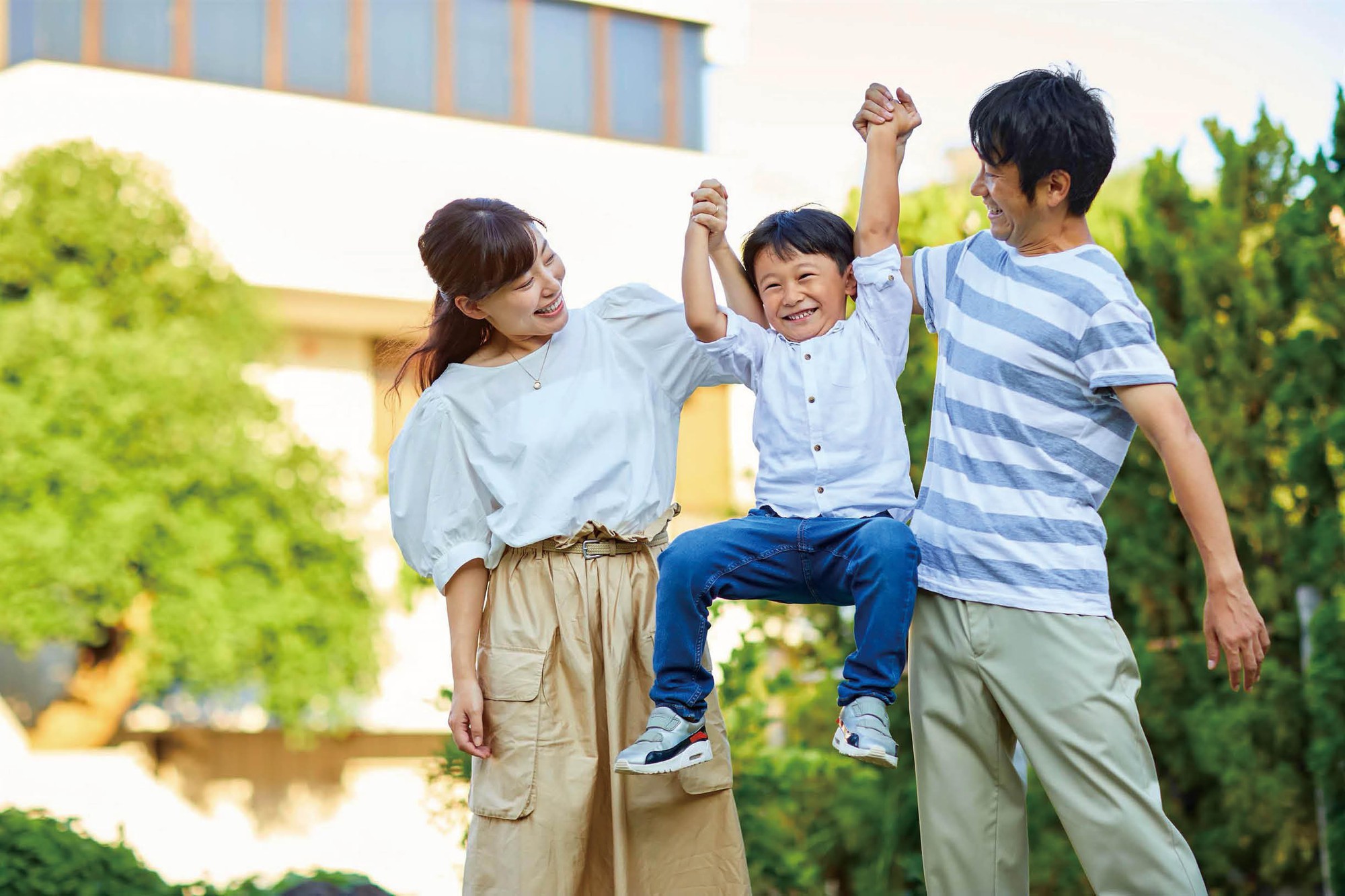 Đưa cháu trai đi siêu thị, cậu bé làm nát cả rổ nho, phản ứng của người ông khiến nhân viên tức đến phát khóc- Ảnh 3.