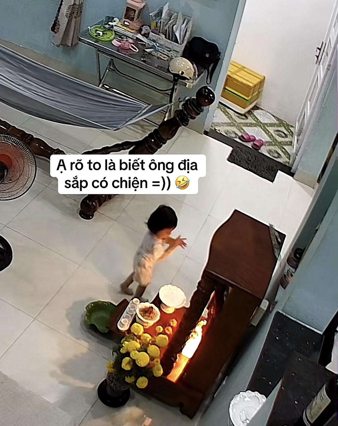 Nghe tiếng con gái "Ạ" một cái rõ to, mẹ bé đoán ngay sắp có chuyện xảy ra với... ông địa- Ảnh 4.