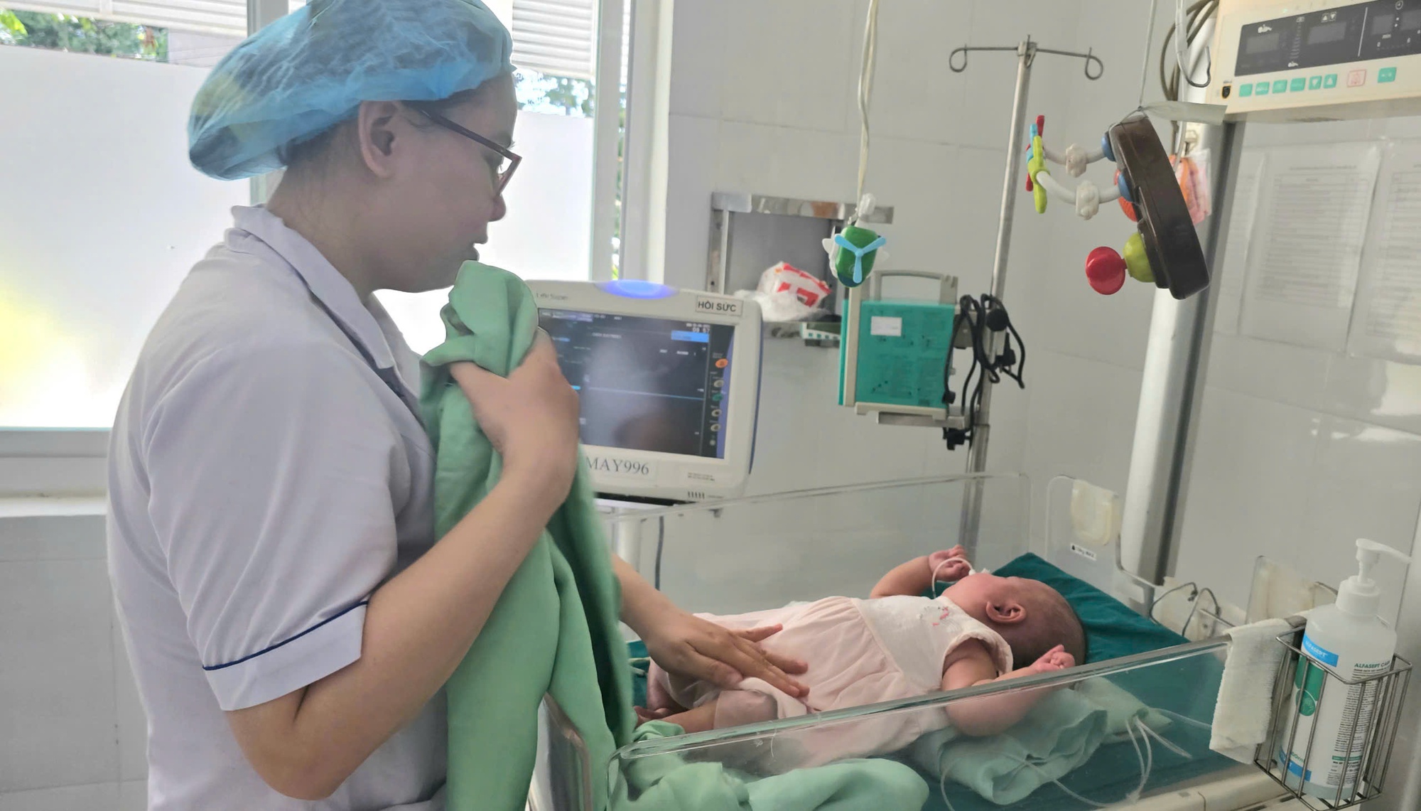 Ca mổ đặc biệt của bác sĩ Nguyễn Lân Hiếu và Bệnh viện Bình Dương: Em bé đón tin vui- Ảnh 1.