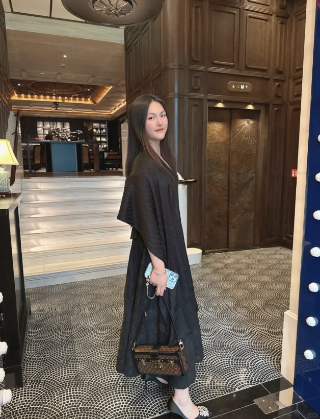 Các đại gia Cbiz: Mỹ nhân phản bội Châu Tinh Trì dùng thùng rác 200 triệu, Lâm Thanh Hà xứng danh 