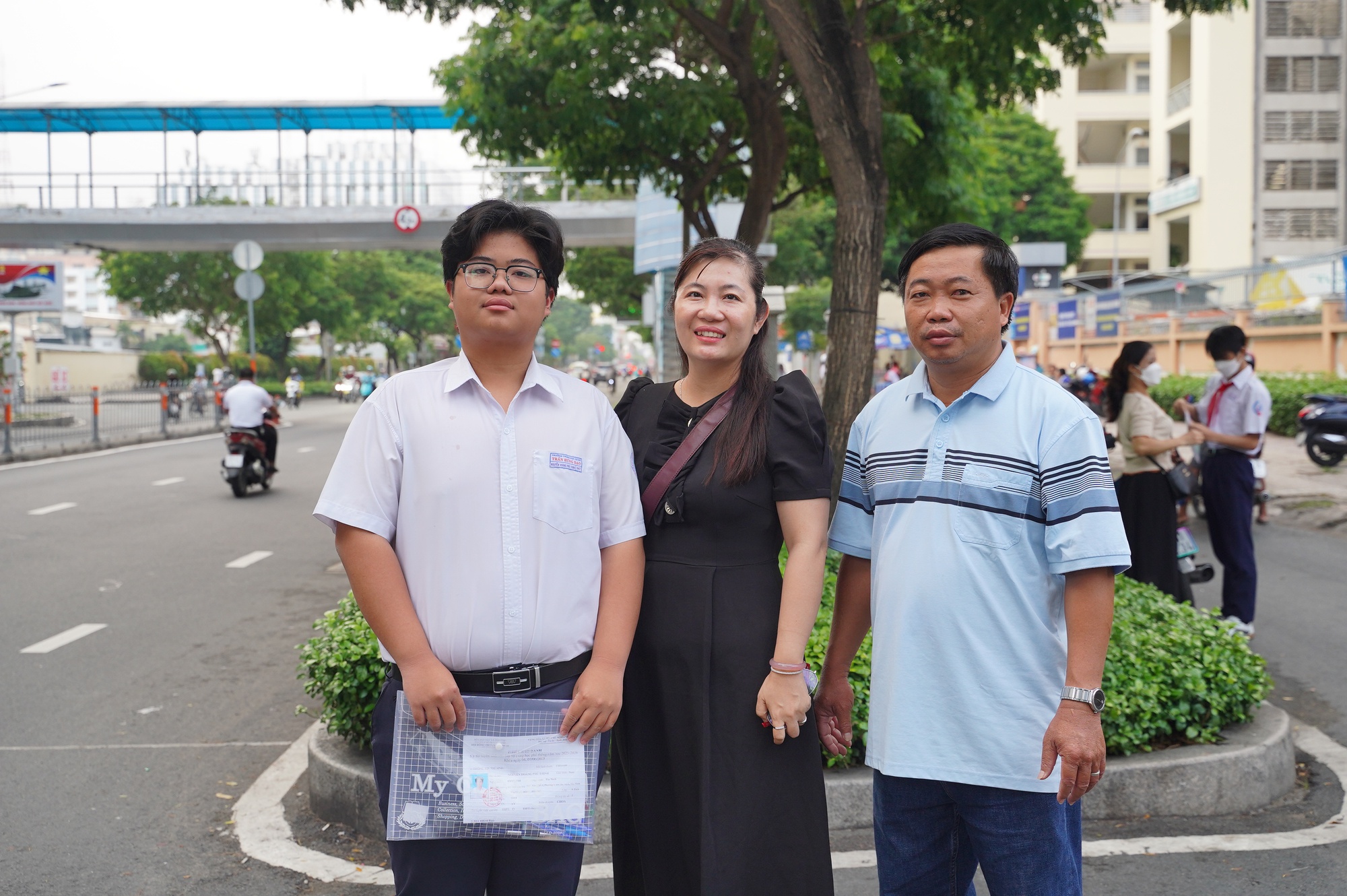 Đề Toán vào lớp 10 TP.HCM có tính phân loại cao, thí sinh kẻ cười người mếu nhưng không sao đâu: Vì thi xong rồi!- Ảnh 27.