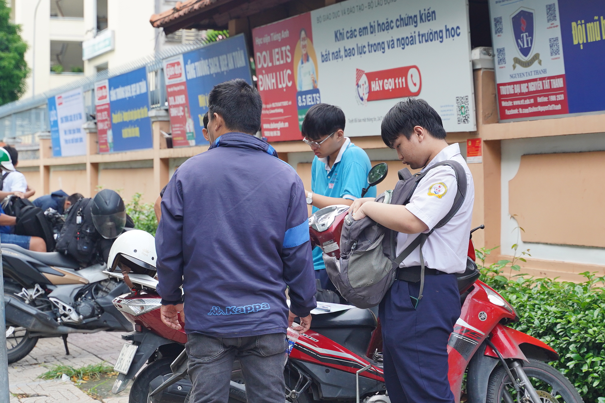 Đề Toán vào lớp 10 TP.HCM có tính phân loại cao, thí sinh kẻ cười người mếu nhưng không sao đâu: Vì thi xong rồi!- Ảnh 25.
