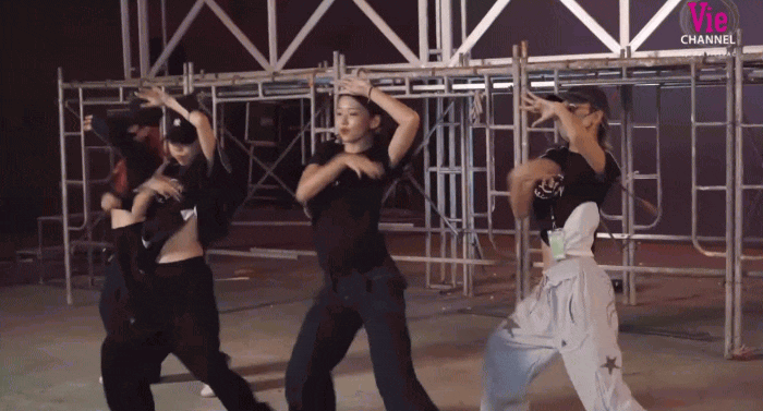 Team Châu Bùi sở hữu stage “cháy” nhất livestage 1 Em Xinh Say Hi: Nhạc hay nhảy đẹp và cũng lắm drama!- Ảnh 4.