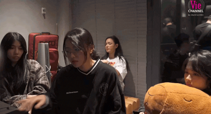 Team Châu Bùi sở hữu stage “cháy” nhất livestage 1 Em Xinh Say Hi: Nhạc hay nhảy đẹp và cũng lắm drama!- Ảnh 3.