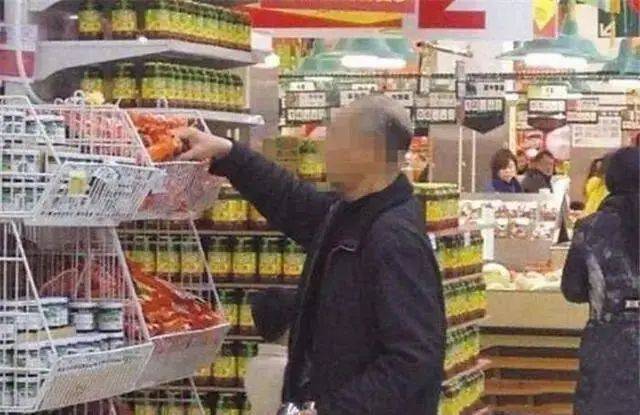 Đưa cháu trai đi siêu thị, cậu bé làm nát cả rổ nho, phản ứng của người ông khiến nhân viên tức đến phát khóc- Ảnh 2.