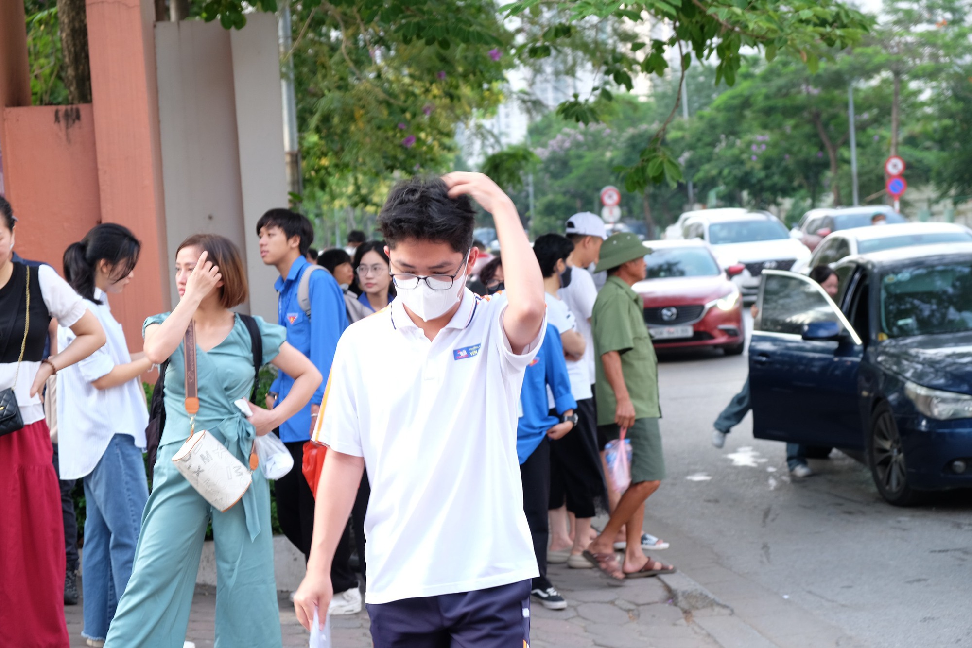 Phụ huynh Hà Nội trong kỳ thi căng thẳng bậc nhất: 
