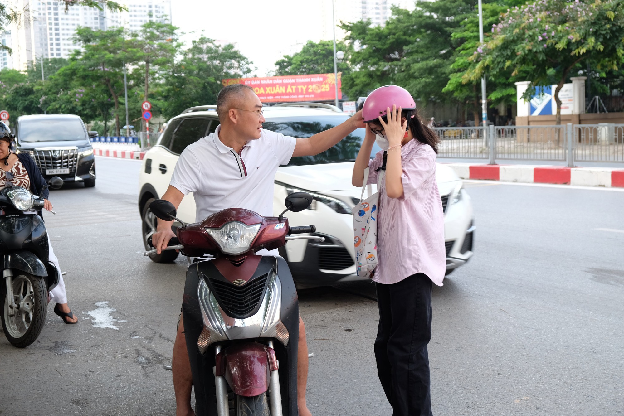 Phụ huynh Hà Nội trong kỳ thi căng thẳng bậc nhất: 