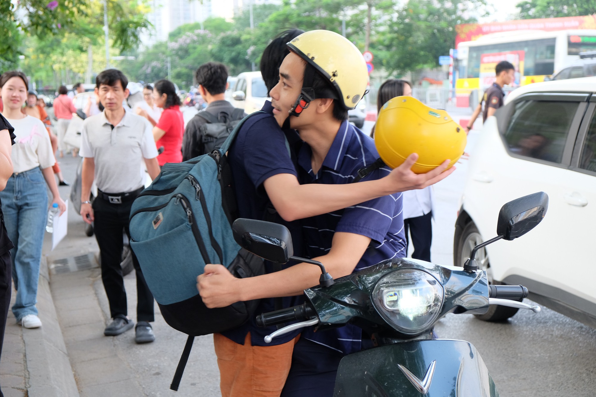 Phụ huynh Hà Nội trong kỳ thi căng thẳng bậc nhất: 