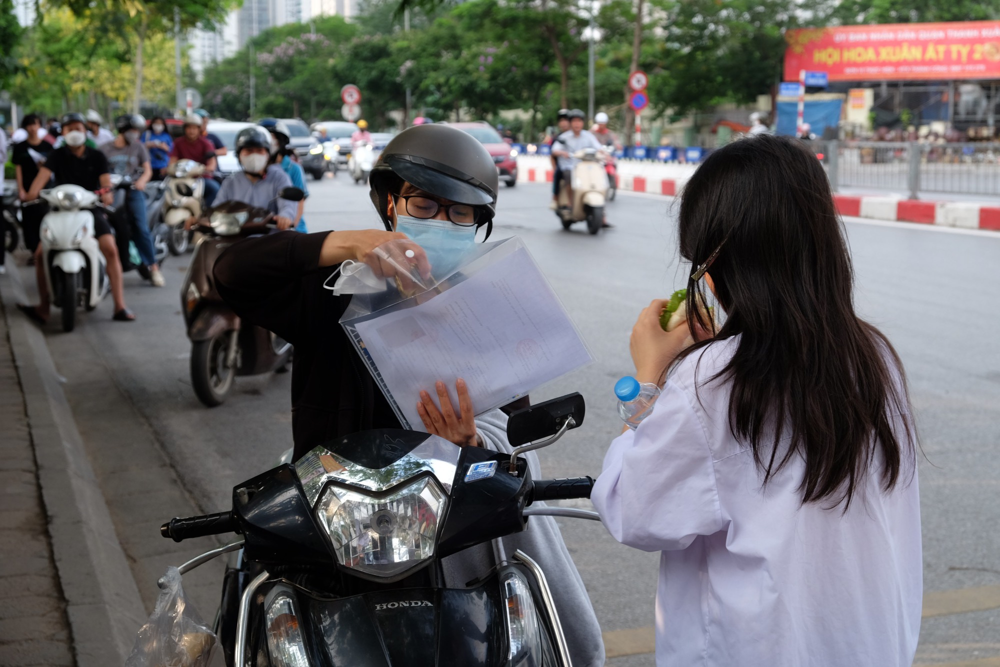 Phụ huynh Hà Nội trong kỳ thi căng thẳng bậc nhất: 