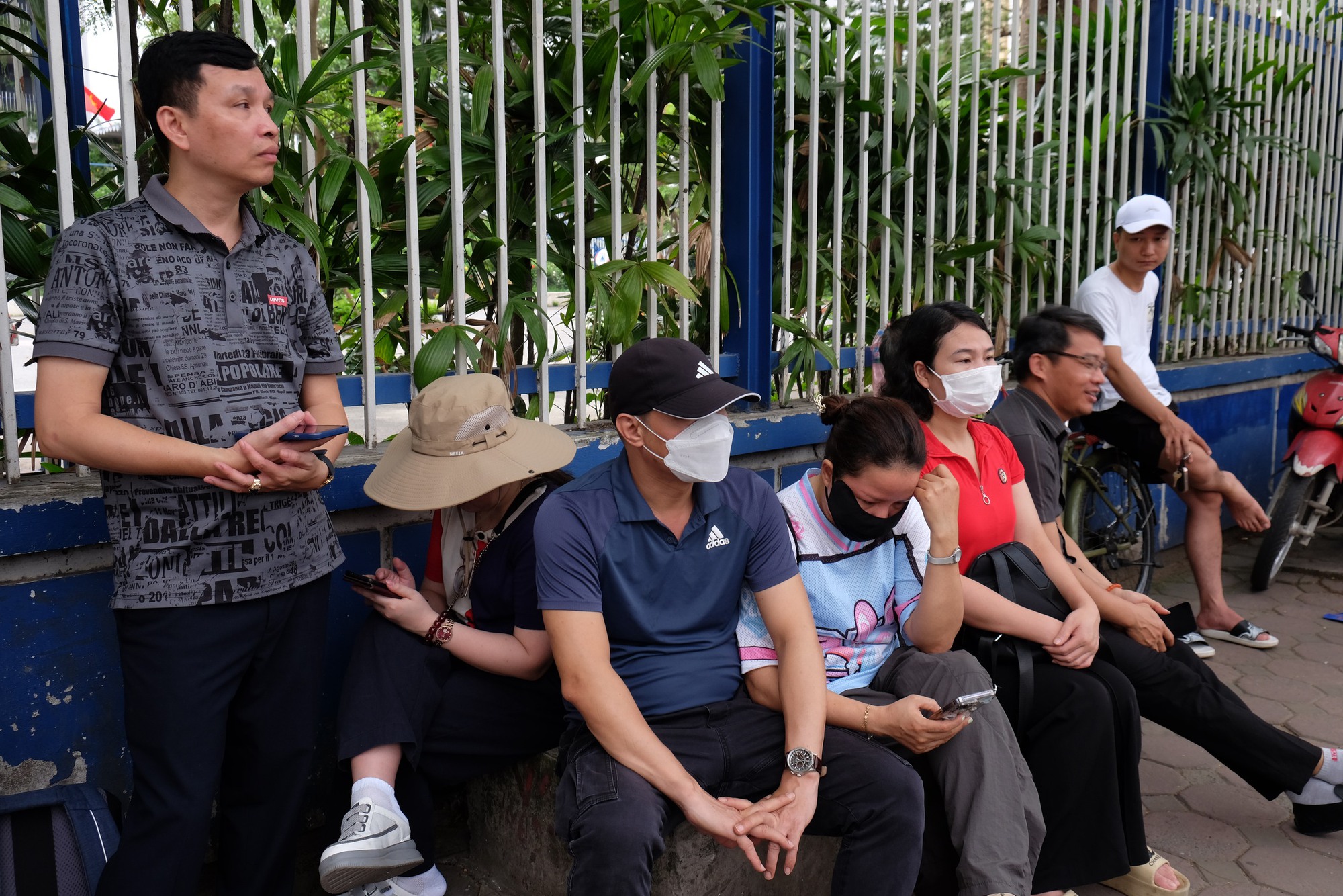 Phụ huynh Hà Nội trong kỳ thi căng thẳng bậc nhất: 