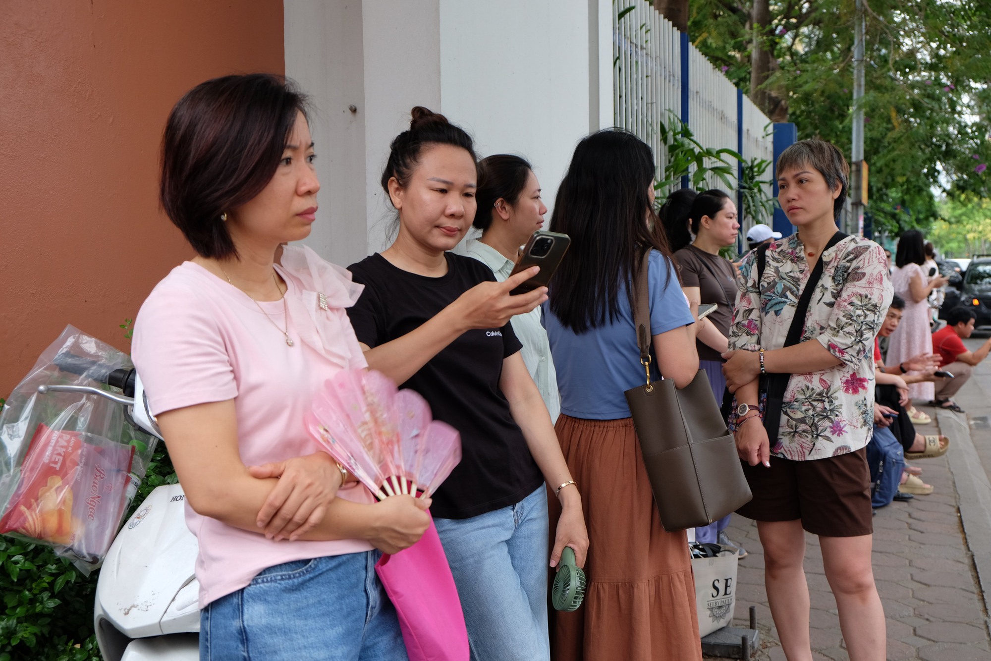 Phụ huynh Hà Nội trong kỳ thi căng thẳng bậc nhất: 