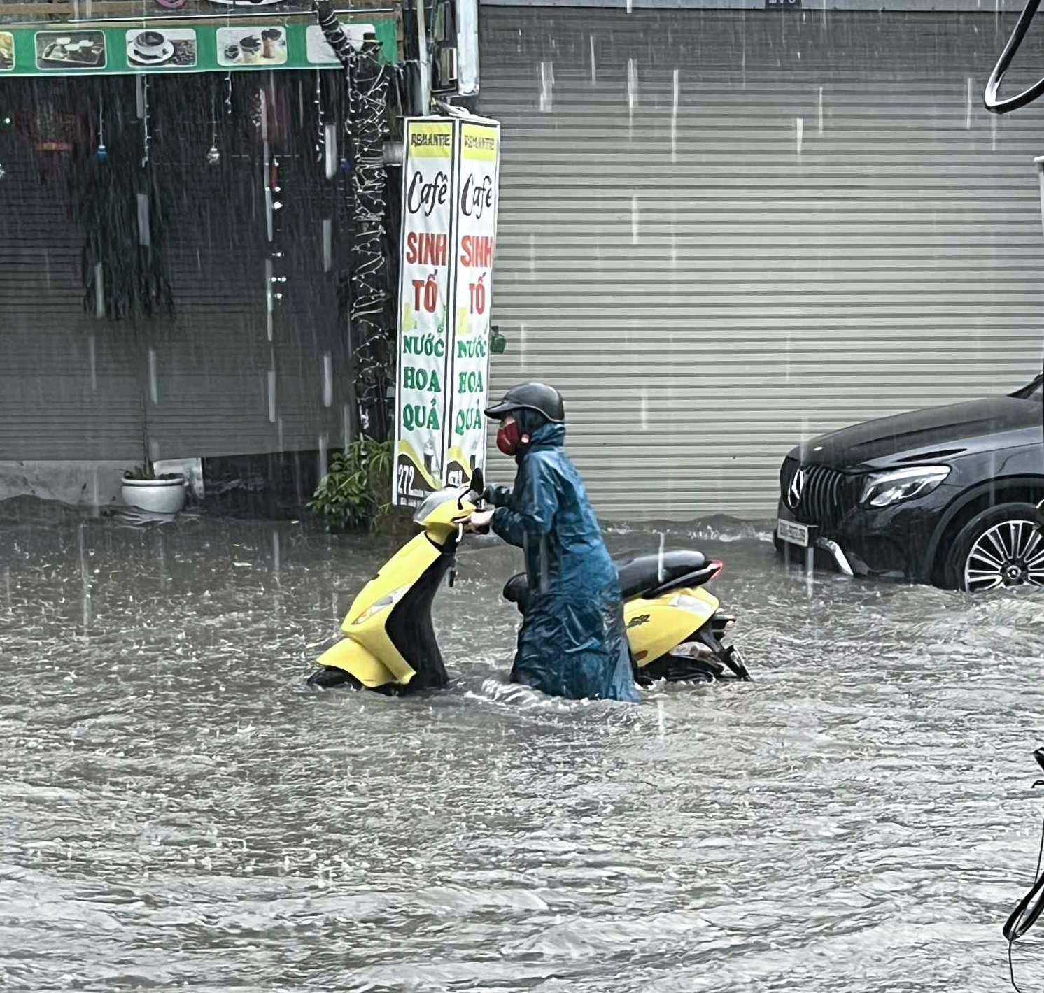 Ảnh: Mưa lớn khiến đường phố Hà Nội ngập sâu ngày cuối tuần, hàng loạt phương tiện chết máy- Ảnh 7.