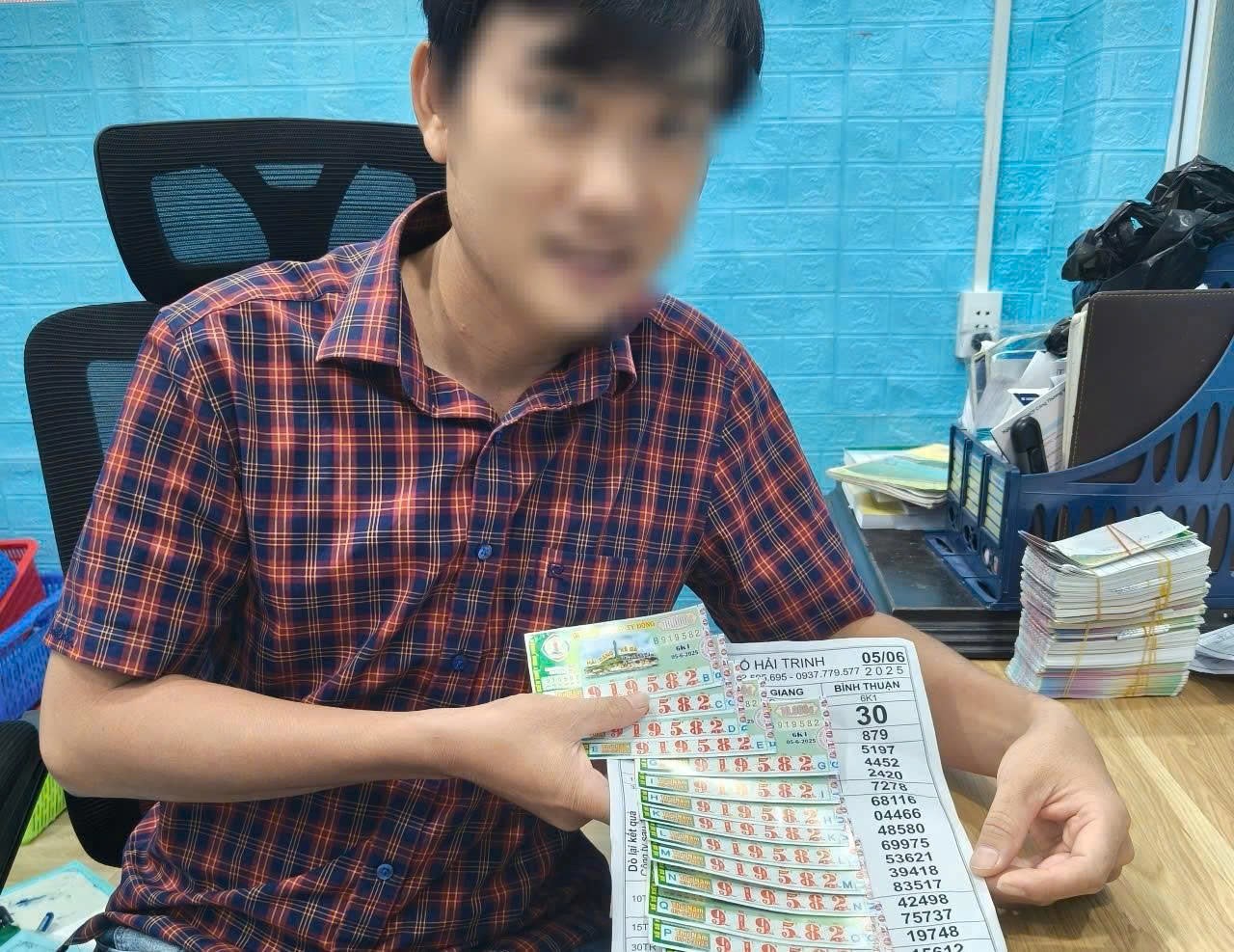 Mua vé số trên đường chạy xe máy từ TP HCM về Đắk Lắk, 1 thanh niên trúng 28 tỉ đồng- Ảnh 3.